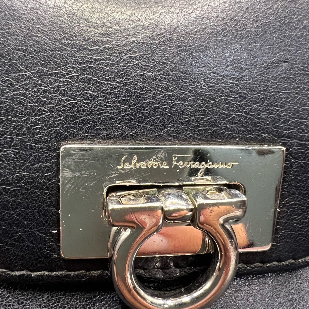 Salvatore Ferragamo Wallet Purse Ganchini Black Woman Authentic
Used - Picture 2 of 12